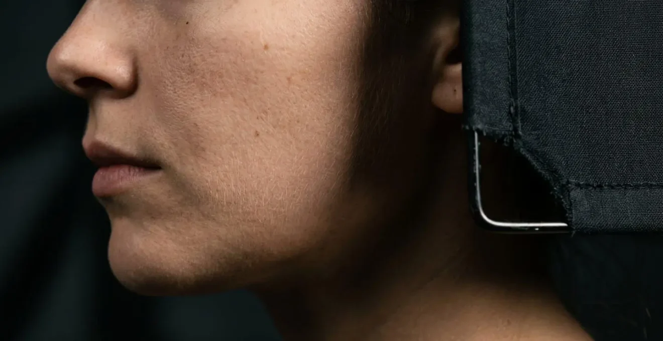 Portrait lighting setup demonstrating black flag positioning to sculpt facial shadows with controlled penumbra